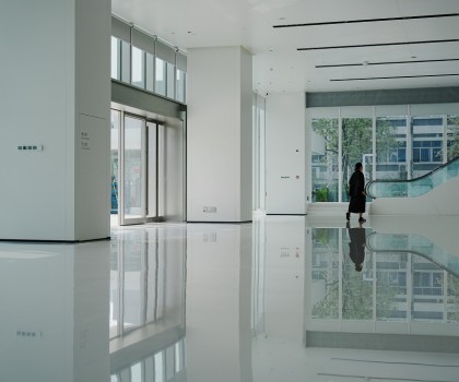 東鵬新材以低碳石材為基，筑就綠建科技空間：美的創(chuàng)新科技園展廳