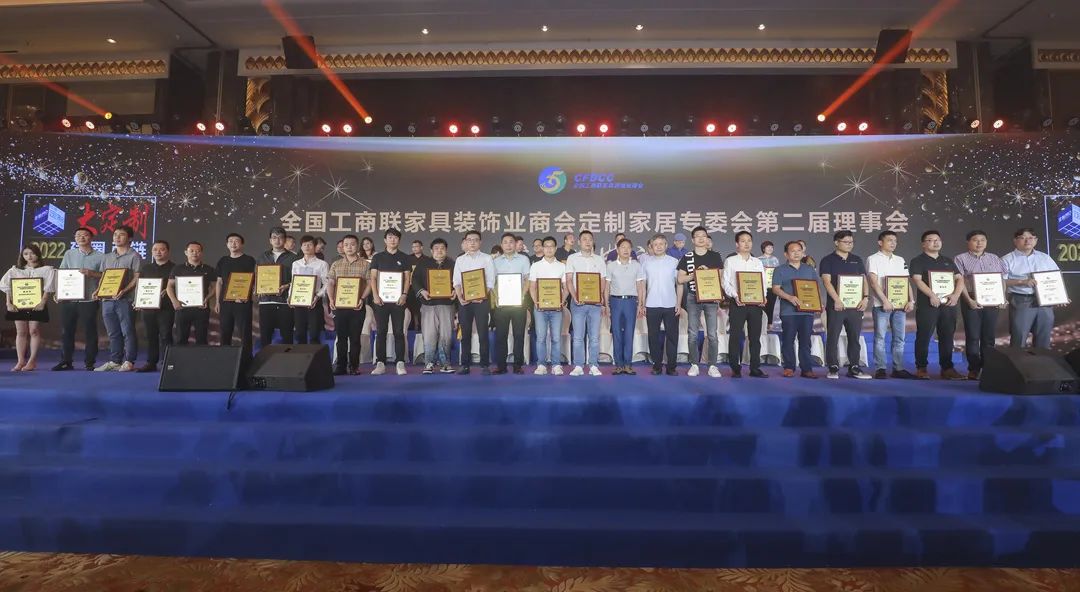 定制中國好浴室！浪鯨衛(wèi)浴被授予“定制家居專業(yè)委員會副會長”稱號2.jpg