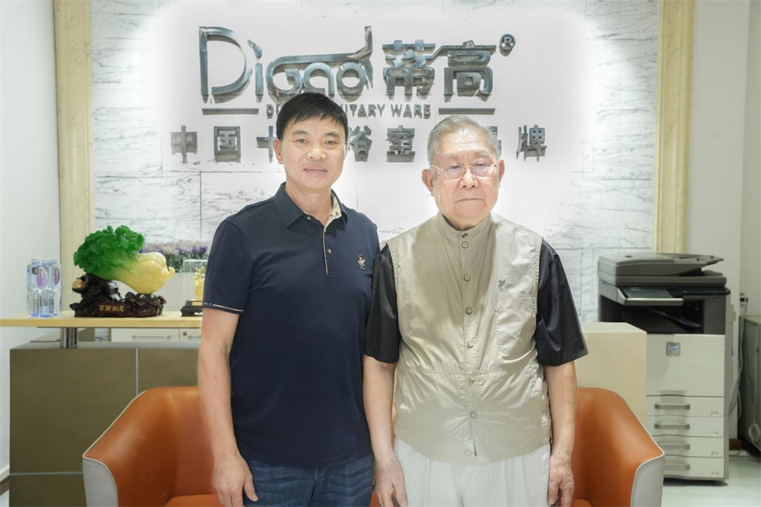 龔谷成中將蒞臨蒂高衛(wèi)浴考察指導(dǎo)工作4.jpg